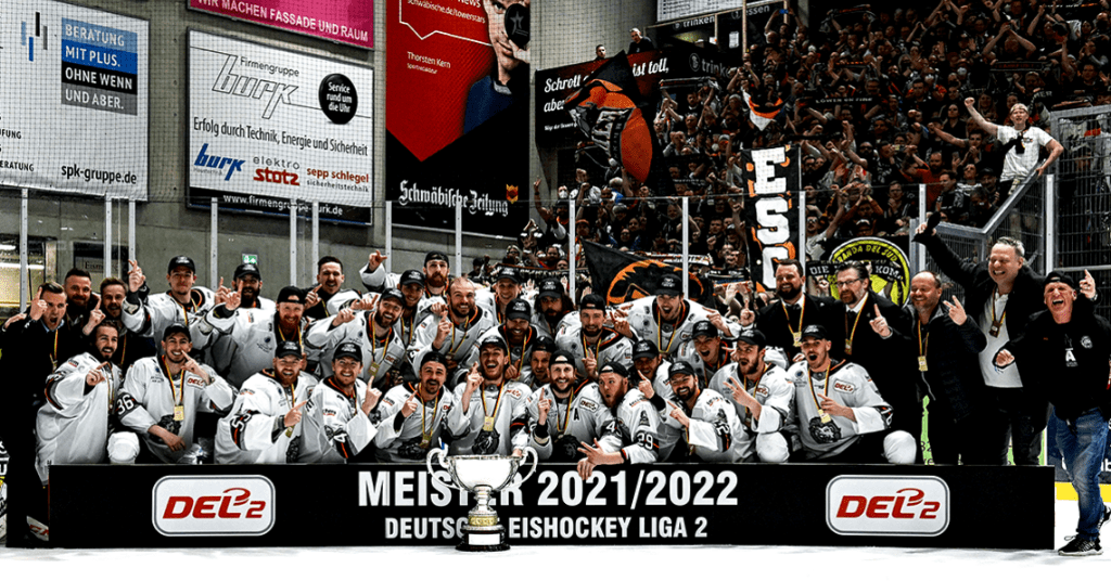 Löwen Frankfurt mit Team und Fans in der Eishockey-Arena
