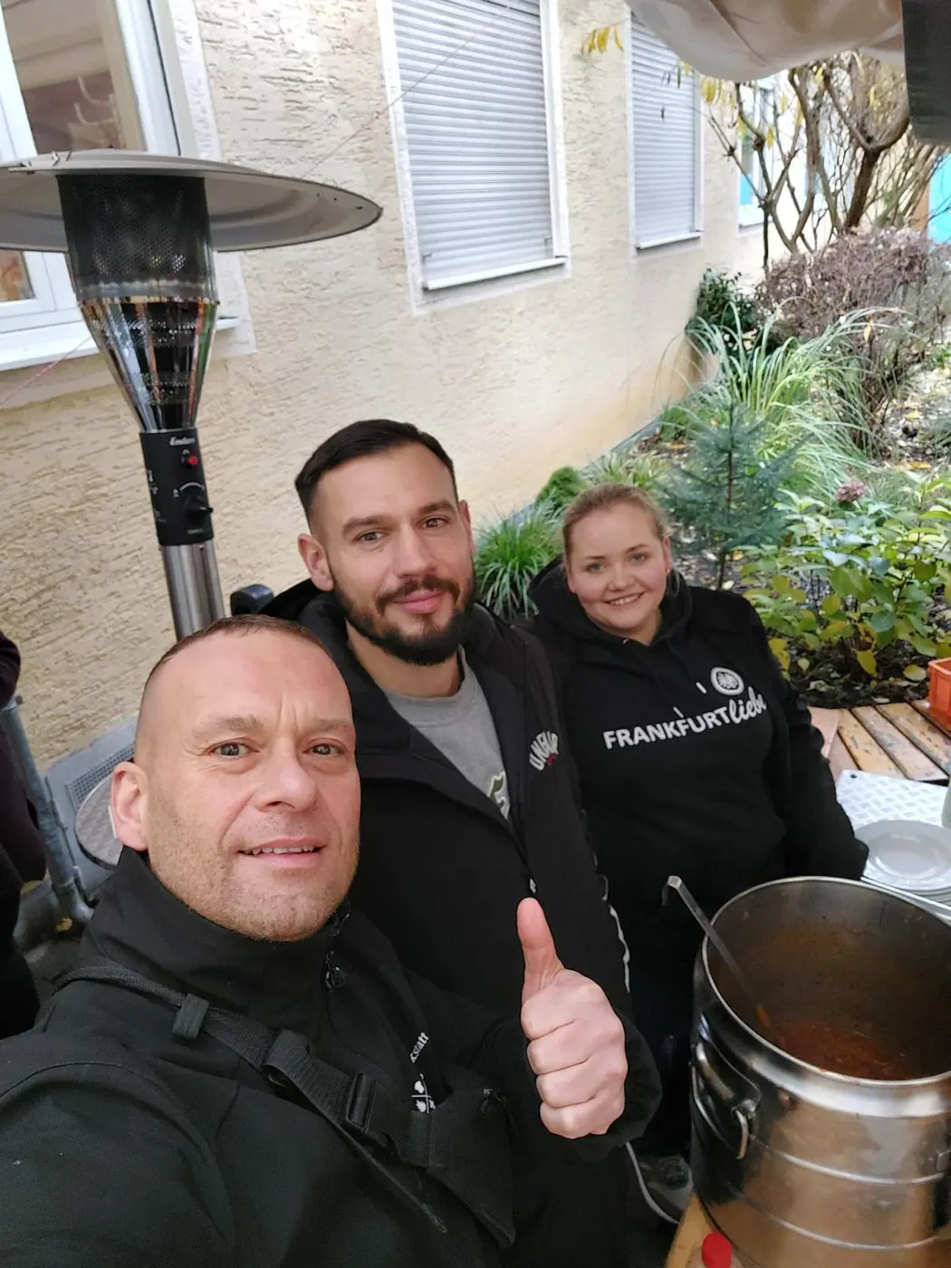 Team der Kochwerkstatt mit Rapper Bosca bei der Essensausgabe für Adler & Friends in Wiesbaden