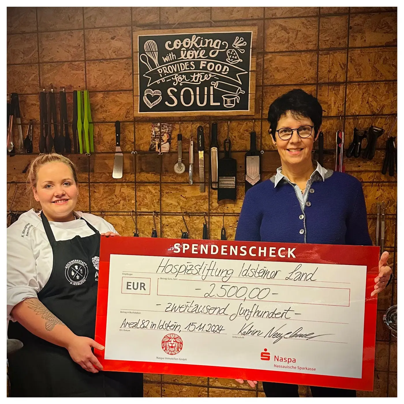 Katrin Neugebauer bei der Scheckübergabe über 2.500 Euro an die Hospizstiftung Idsteiner Land