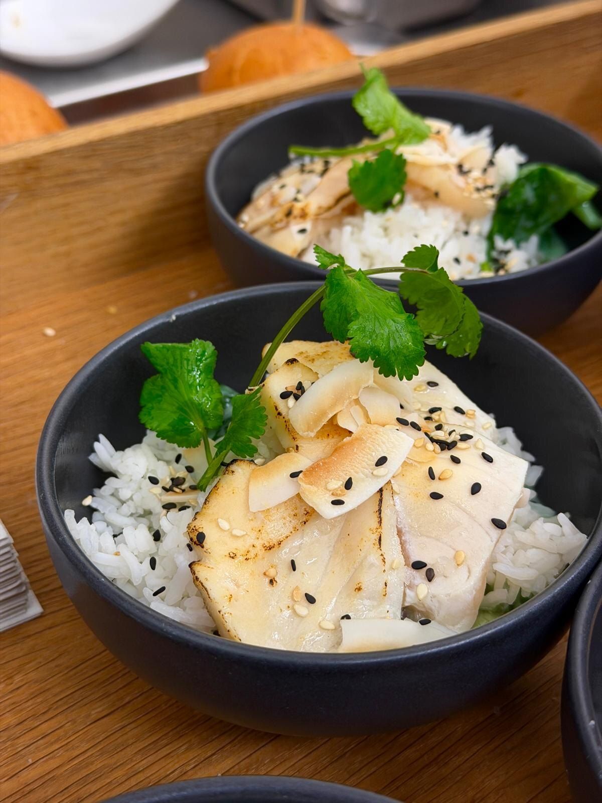 Geflämmter King Fish mit grünem Thai-Curry und Jasminreis