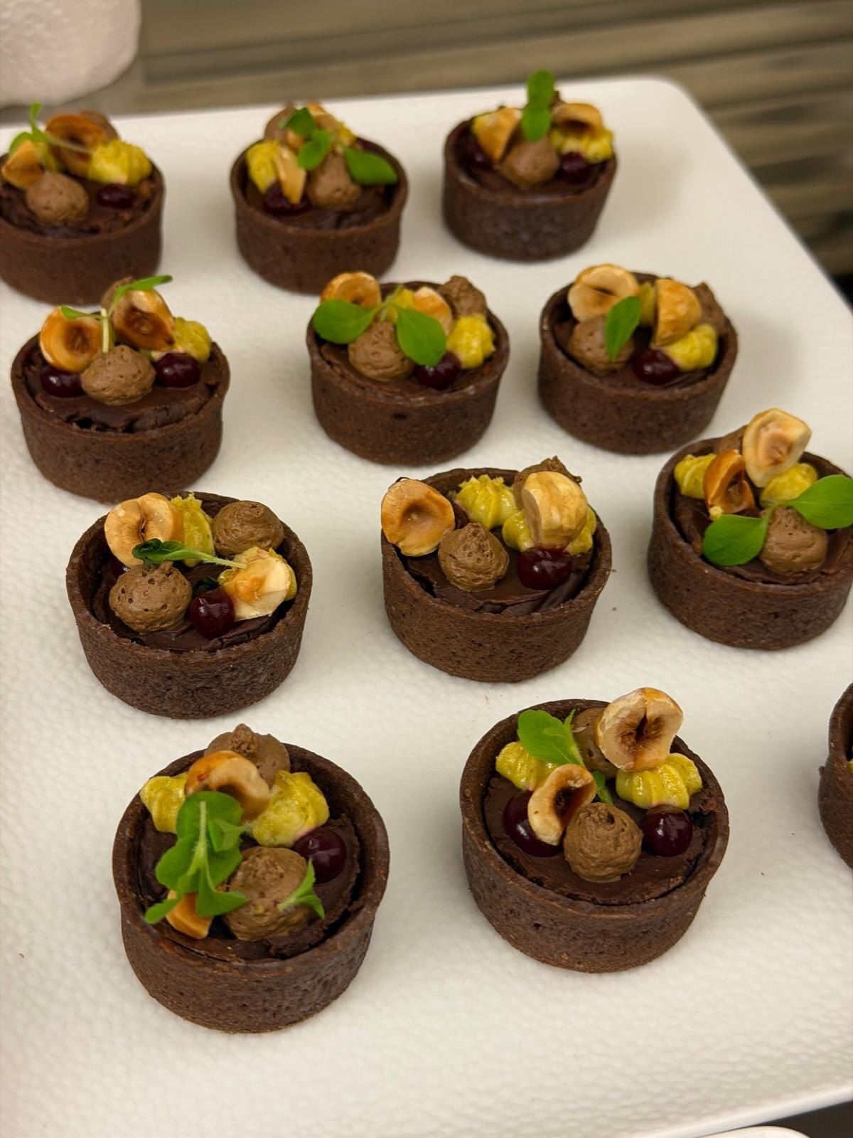 Pralinentarte mit dunkler Schokolade und Haselnuss beim Vega-Catering