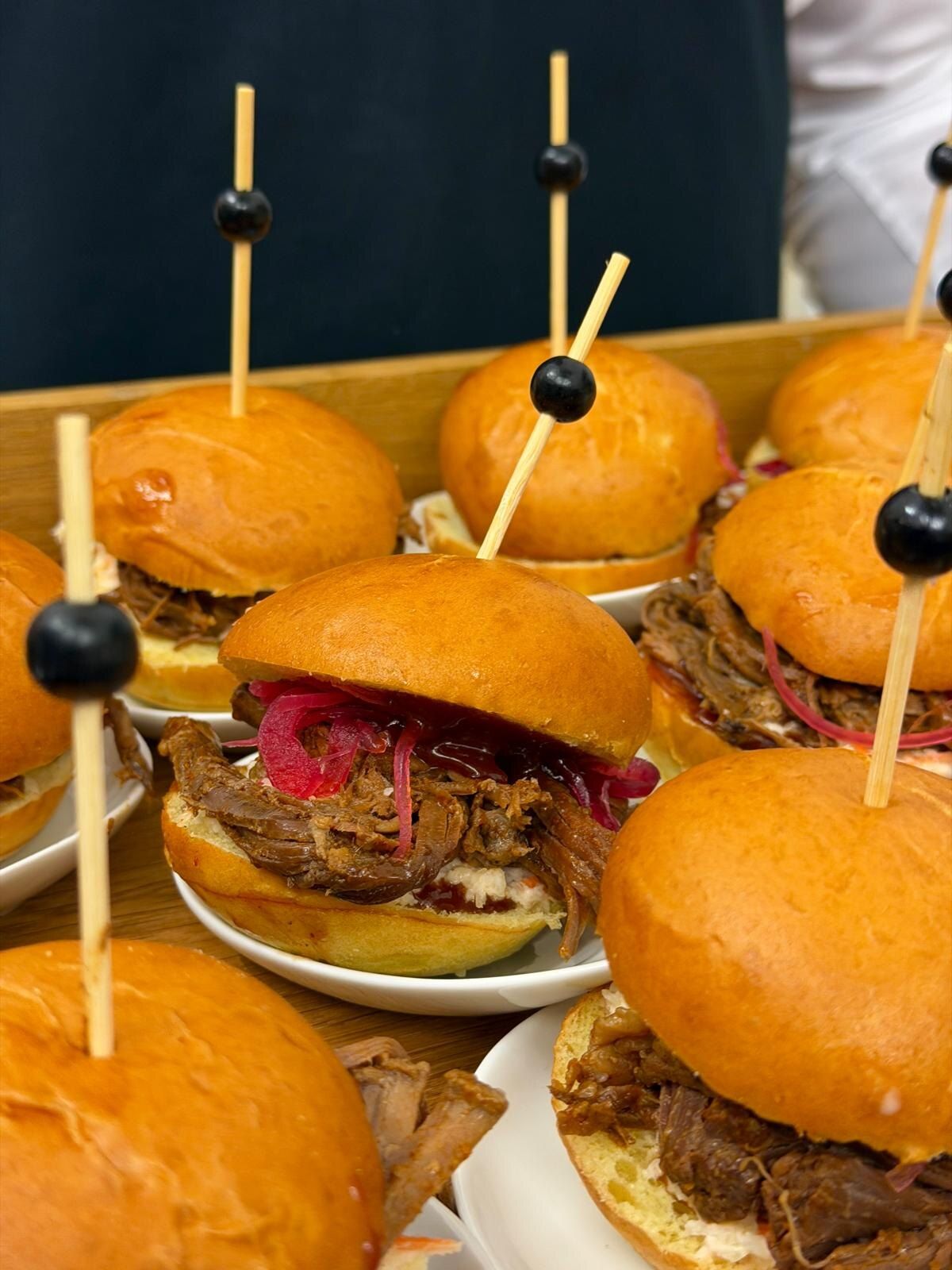 Mini-Brioche-Buns mit 16 Stunden gesmoktem Pulled Beef