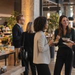 Mitarbeitende im Gespräch an einer Foodstation während eines Corporate Events
